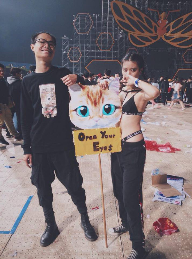 Cô gái mặc áo bra quẩy Tiesto Show bị chỉ trích: Hôm đó có nhiều người mặc giống tôi! Cô gái mặc áo bra quẩy Tiesto Show bị chỉ trích: Hôm đó có nhiều người mặc giống tôi!